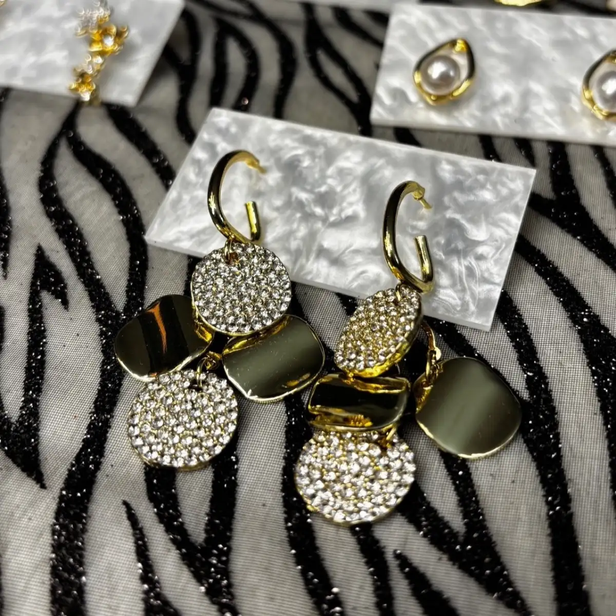 Boucles d’oreilles pendantes dorées strassées