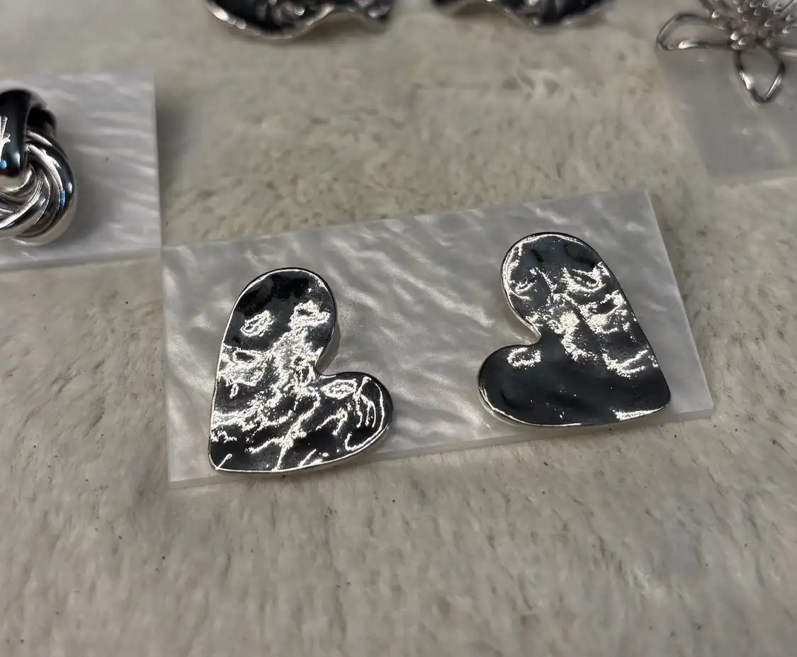 Boucles d’oreilles coeur argenté texturé