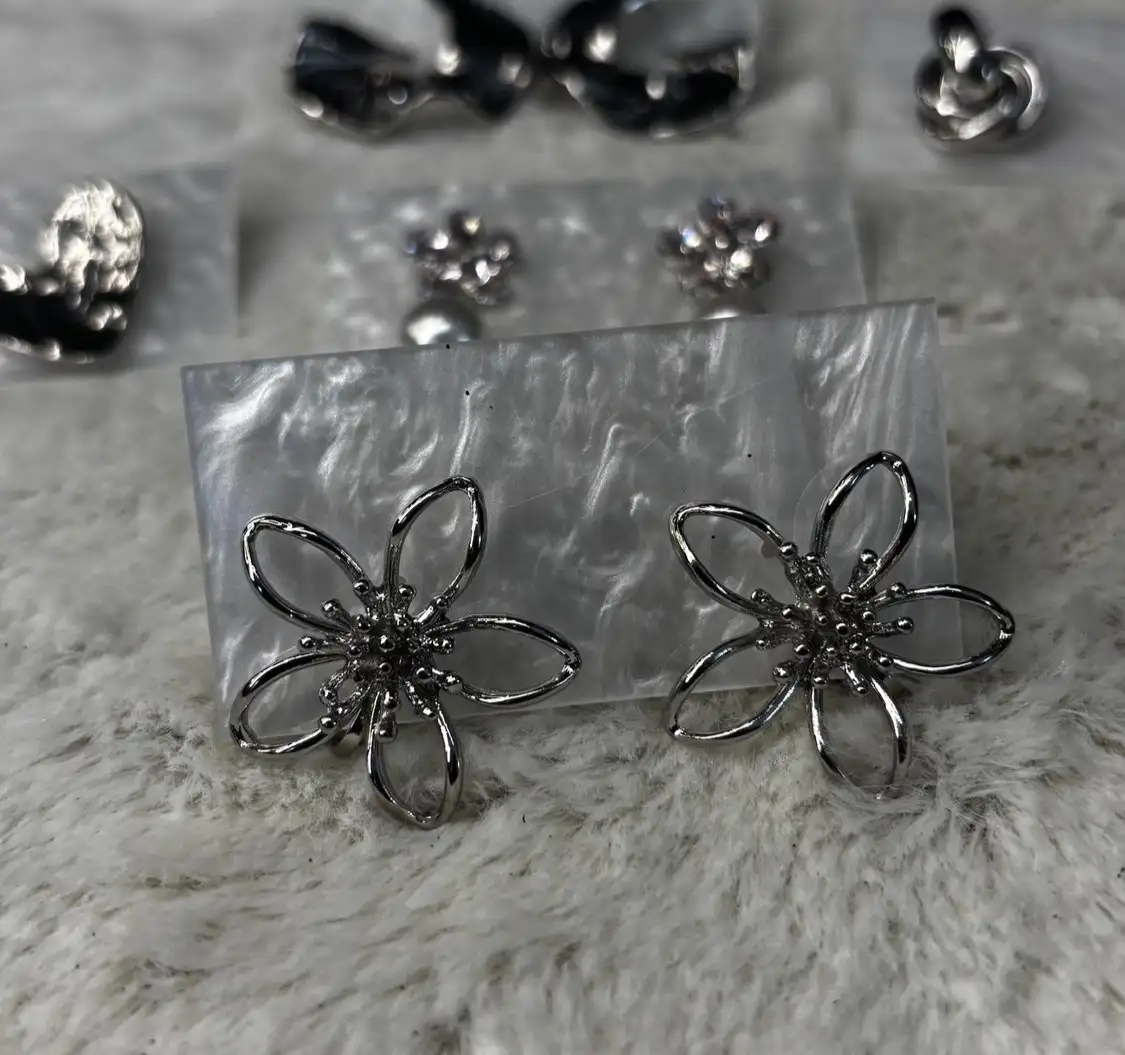 Boucles d’oreilles fleurs argentées