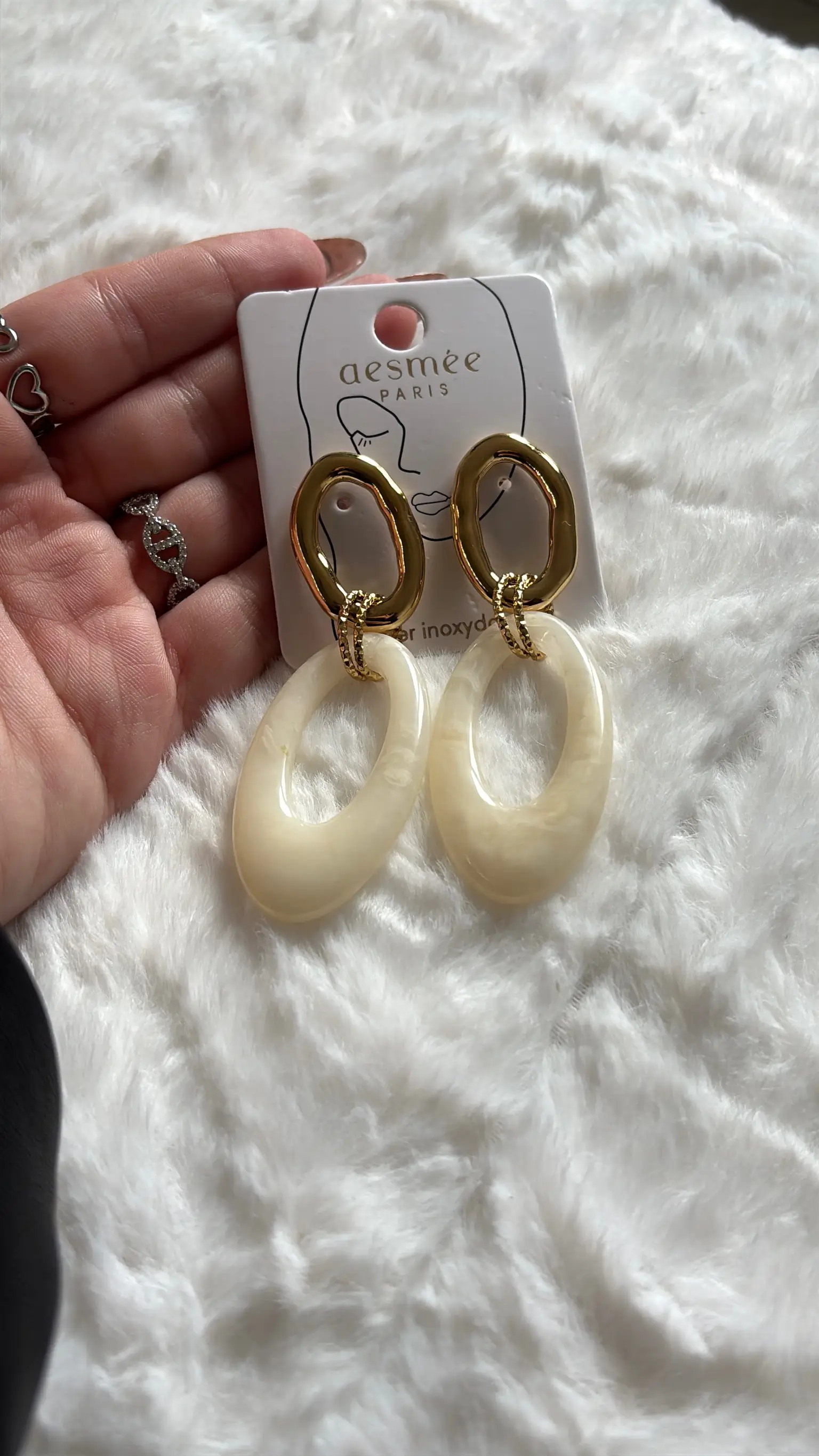 Boucles d’oreilles ovales dorées et effet ivoire
