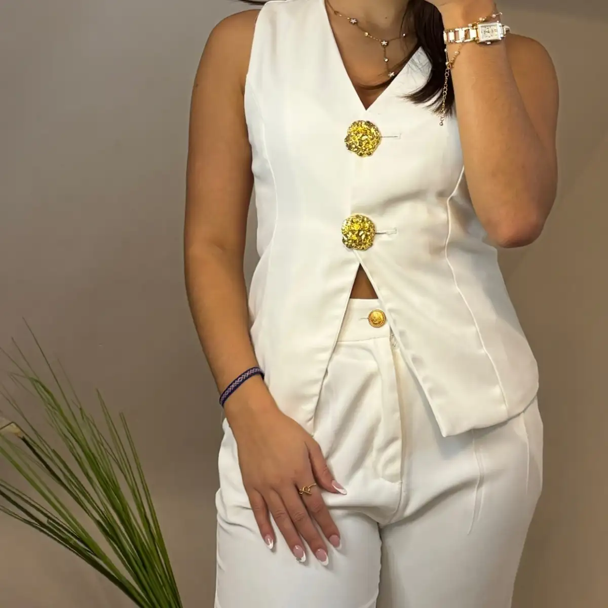 Ensemble blanc structuré à boutons dorés