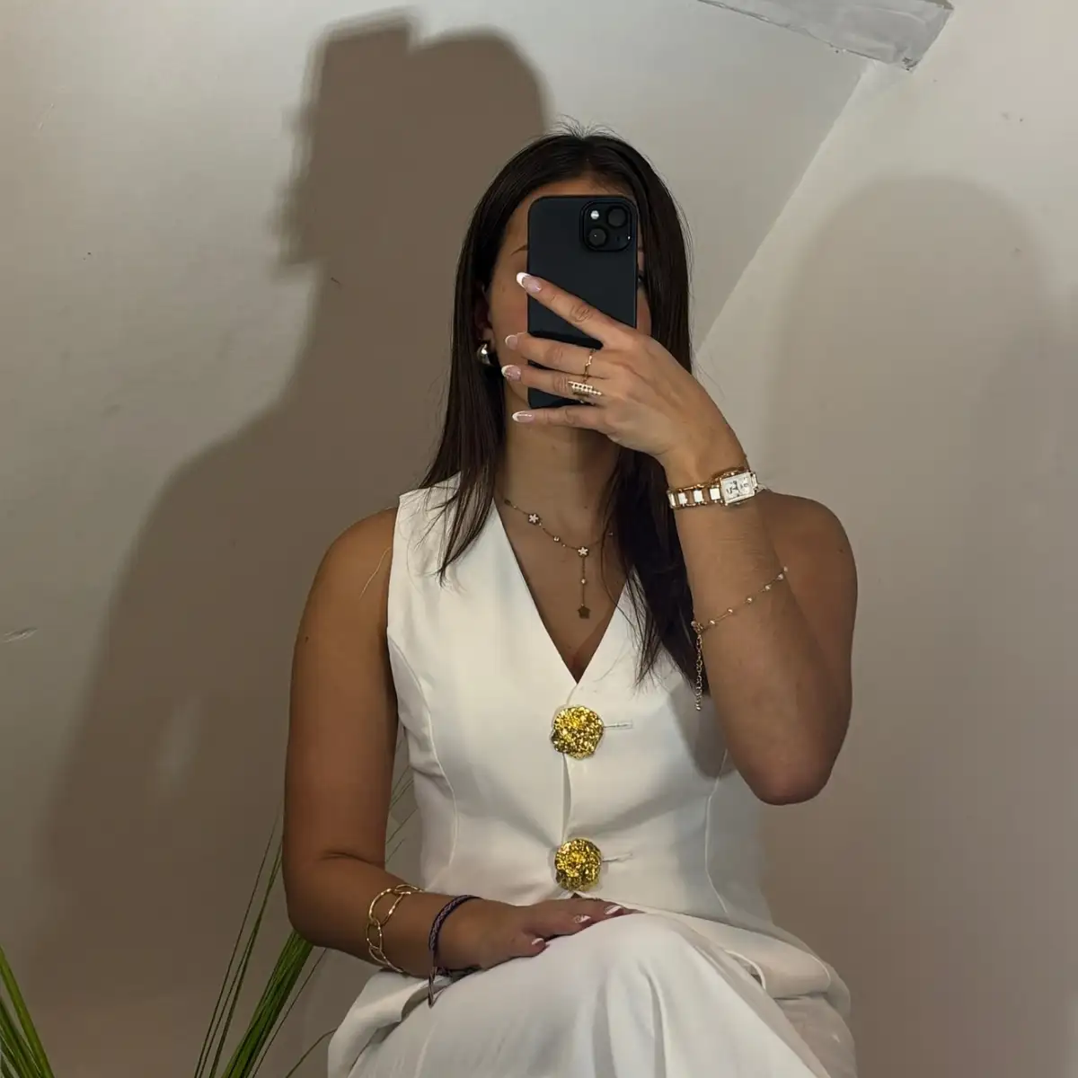 Ensemble blanc structuré à boutons dorés